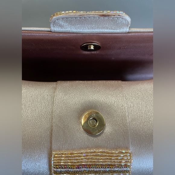 BEAUTIFUL SATIN BEADED CLUTCH/CROSSBODY “48 STRAP CAN BE TUCKED INSIDE - Picture 15 of 15